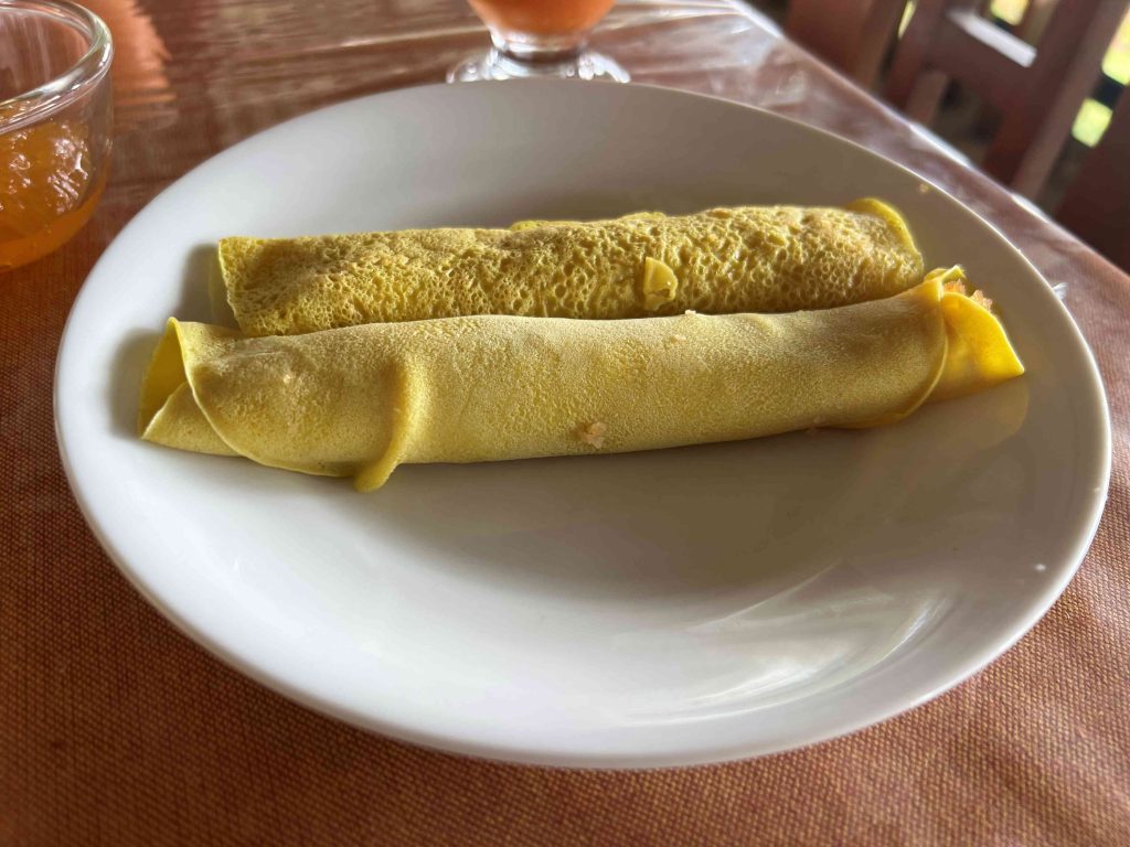 Lavariya, estos creps típicos de Sri Lanka hechos con harina de arroz y leche de coco, rellenos de coco caramelizado