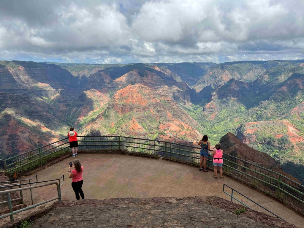 Mirador del Waimea Canyon. Ir de mirador en mirador para contemplar este espectacular paisaje es un imprescindible de Kauai, Hawaii.