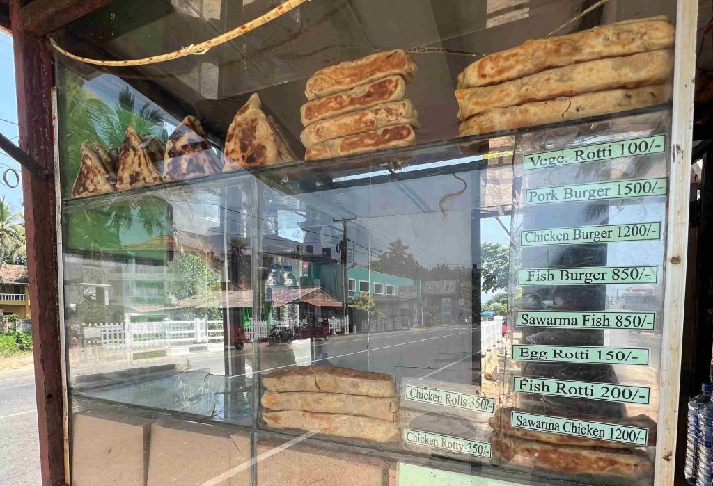 Puesto de comida callejera de Sri Lanka donde venden rotis dulces y salados.