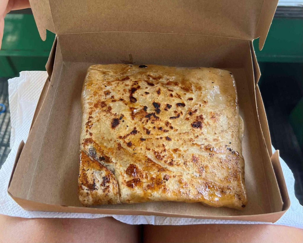 Roti dulce relleno de plátano y chocolate