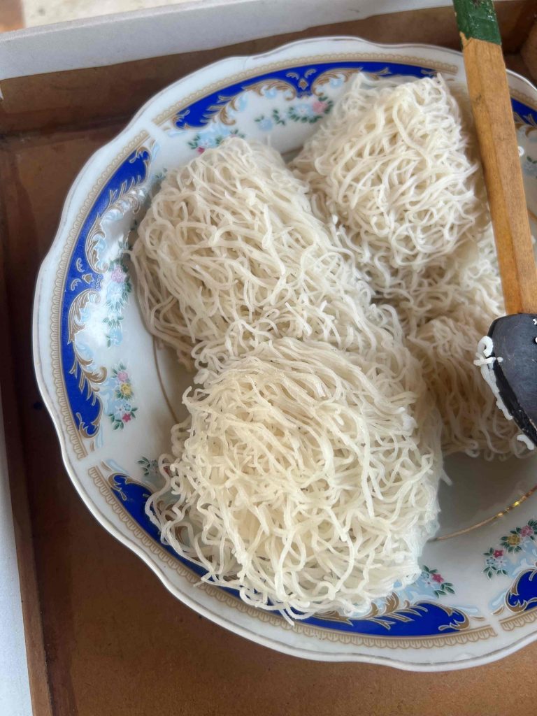 String Hoppers, uno de los platos típicos y tradicionales de la gastronomía de Sri Lanka y del sur de India.