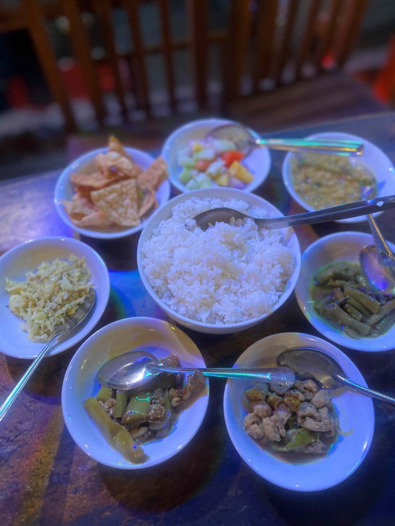 Es brutal la cantidad de currys de verduras que hacen en este país y que a veces te sirven así, en un plato combinado para degustar todos.