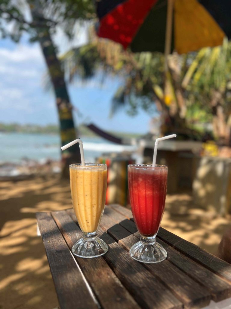 Zumos de fresa natural y de maracuyá servidos en un chiringuito de la costa sur de Sri Lanka.